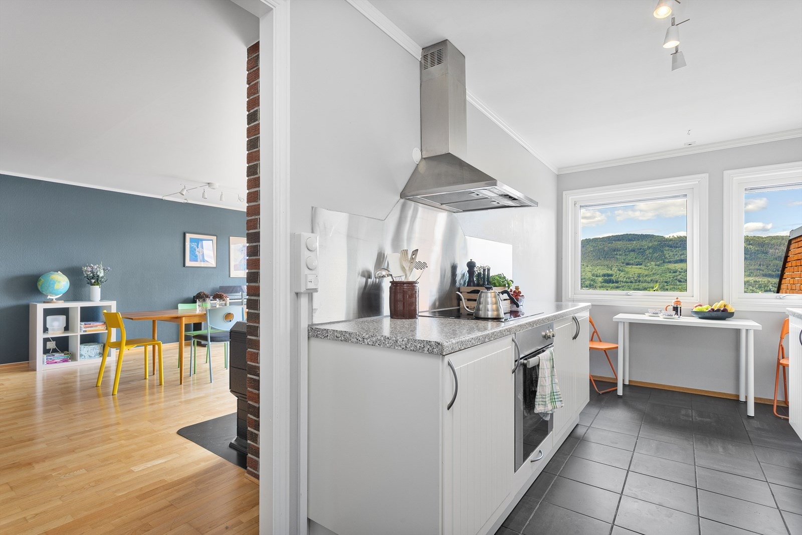 Kjøkkenet har flislagt gulv og varmekabler. Galleribilde