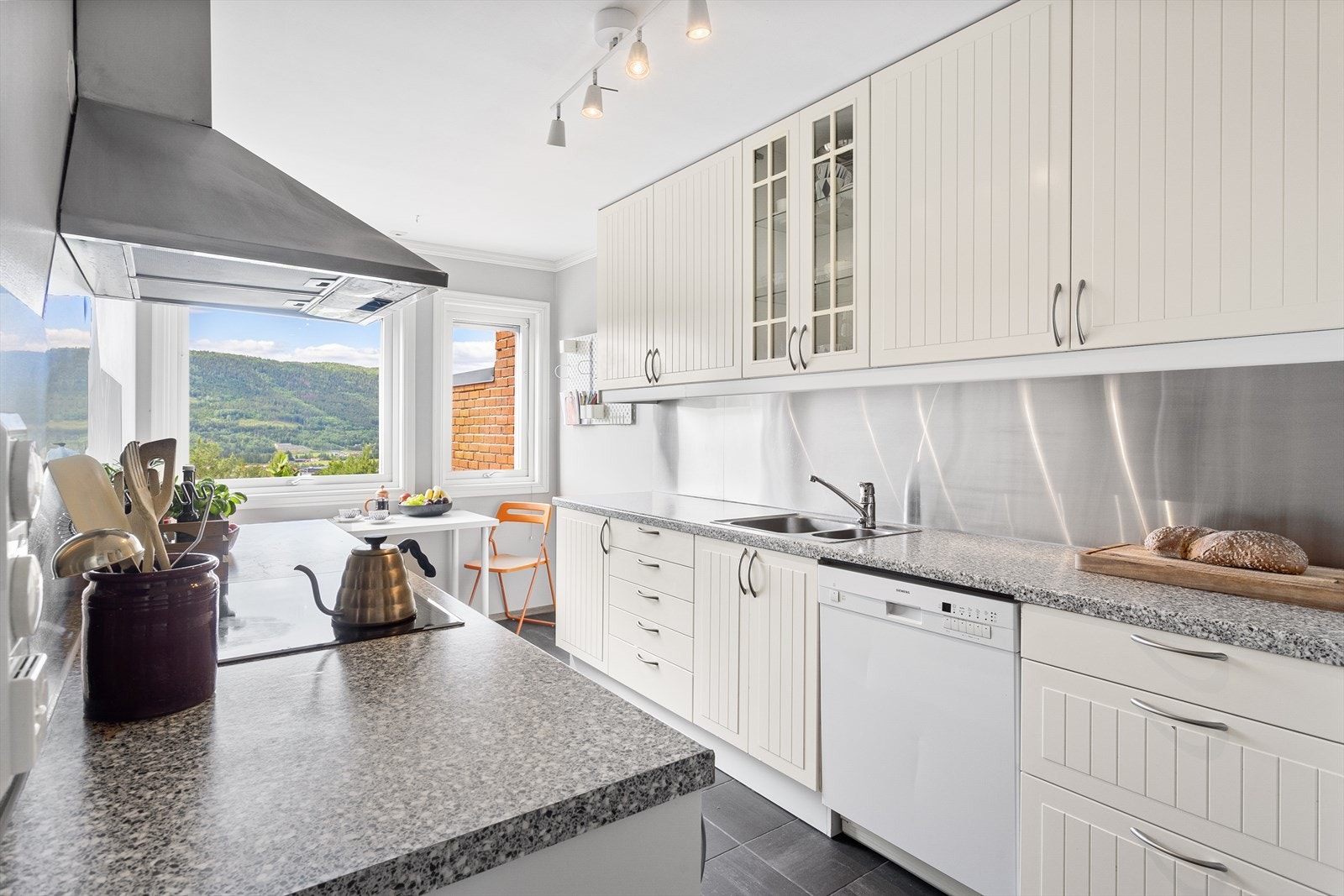 Tidløs innredning med alt en måtte trenge av skap-, skuff- og benkeplass. Galleribilde