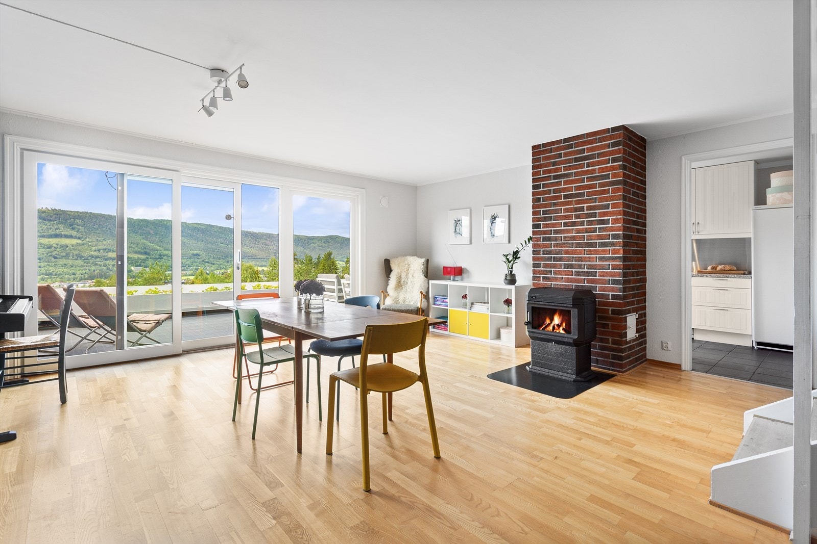 Peisovnen i rommet bidrar til å varme opp både rom og stemning. Galleribilde