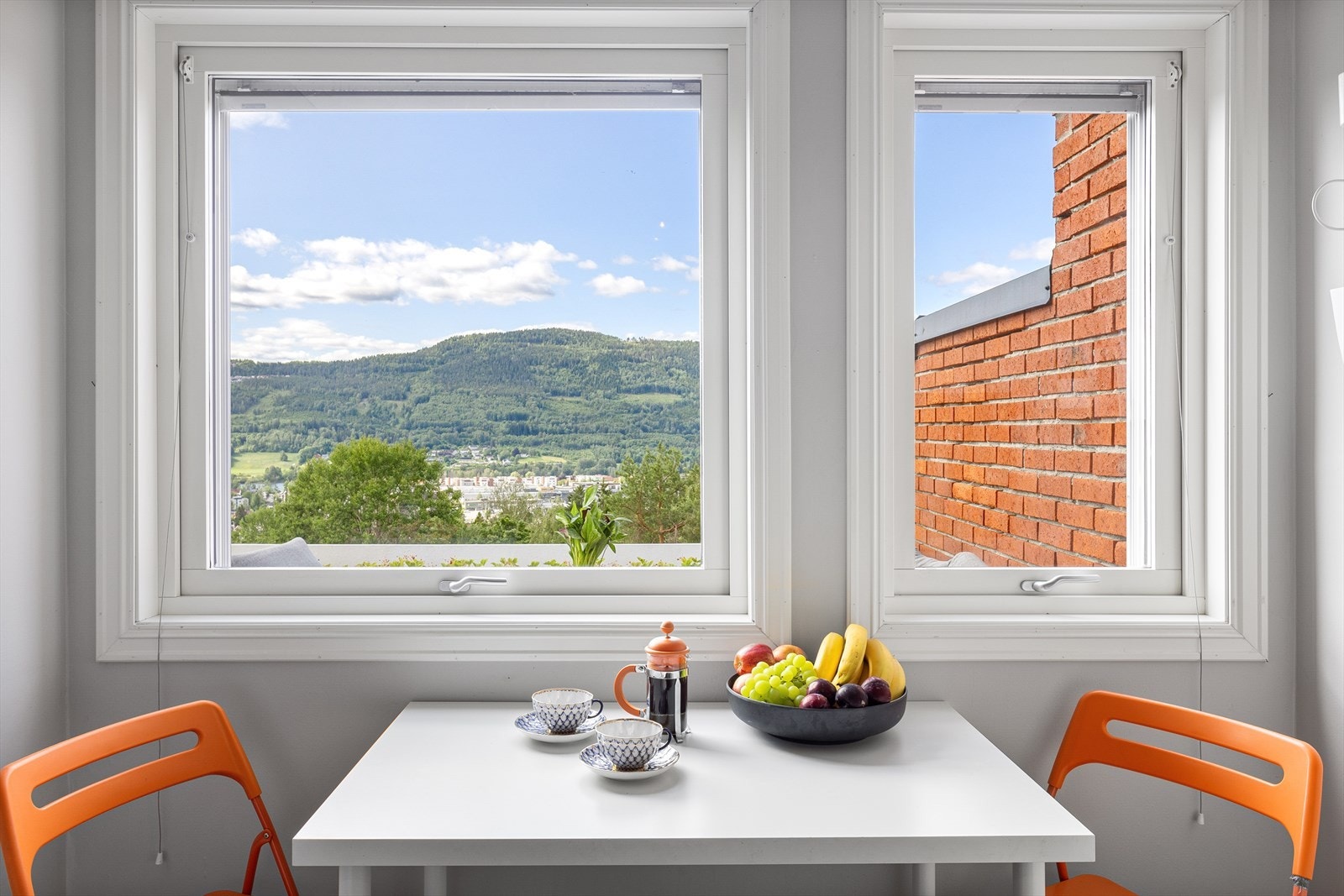 Det er anledning for å ha et lite frokostbord i rommet. Galleribilde