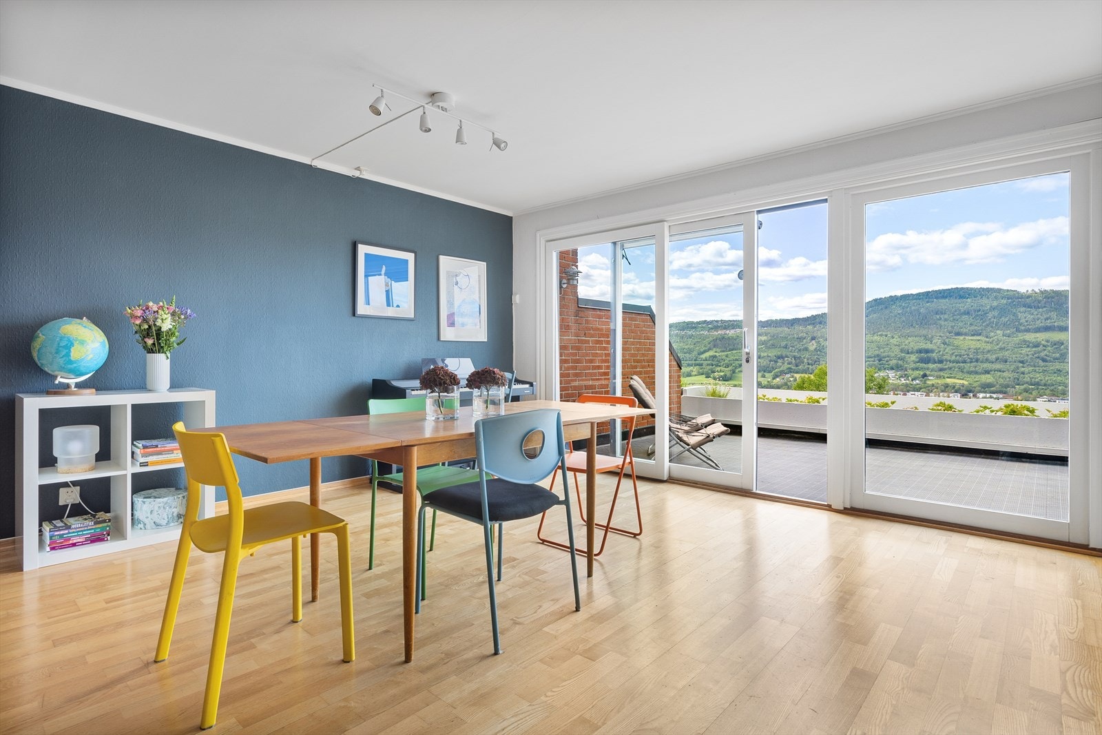 Gode vindusflater sørger for at rommet får godt med naturlig lys. Galleribilde