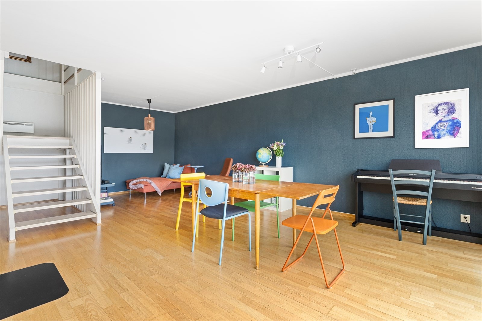 Vi tar trappa og beveger oss ned i en lys og innbydende stue. Galleribilde