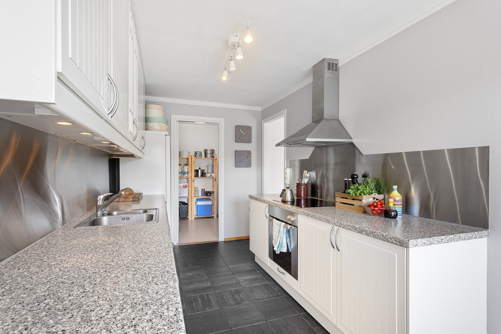 Integrert stekeovn og platetopp, samt plass for frittstående oppvaskmaskin og kjøl/frys. Galleribilde