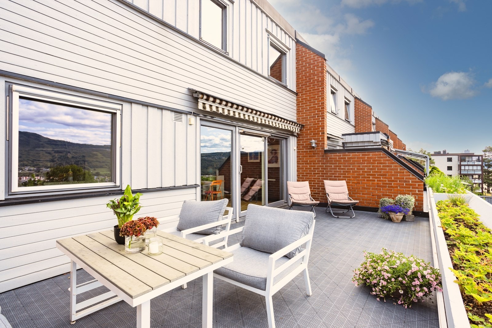 Her er det rikelig med plass for utemøblement, grill og annet en måtte ønske. Galleribilde