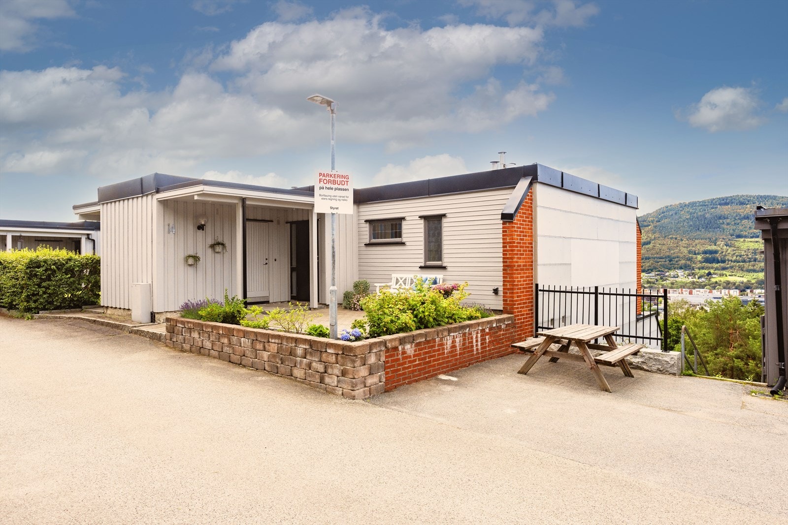 Innholdsrikt enderekkehus i veletablert og barnevennlig område på Åssiden. Galleribilde