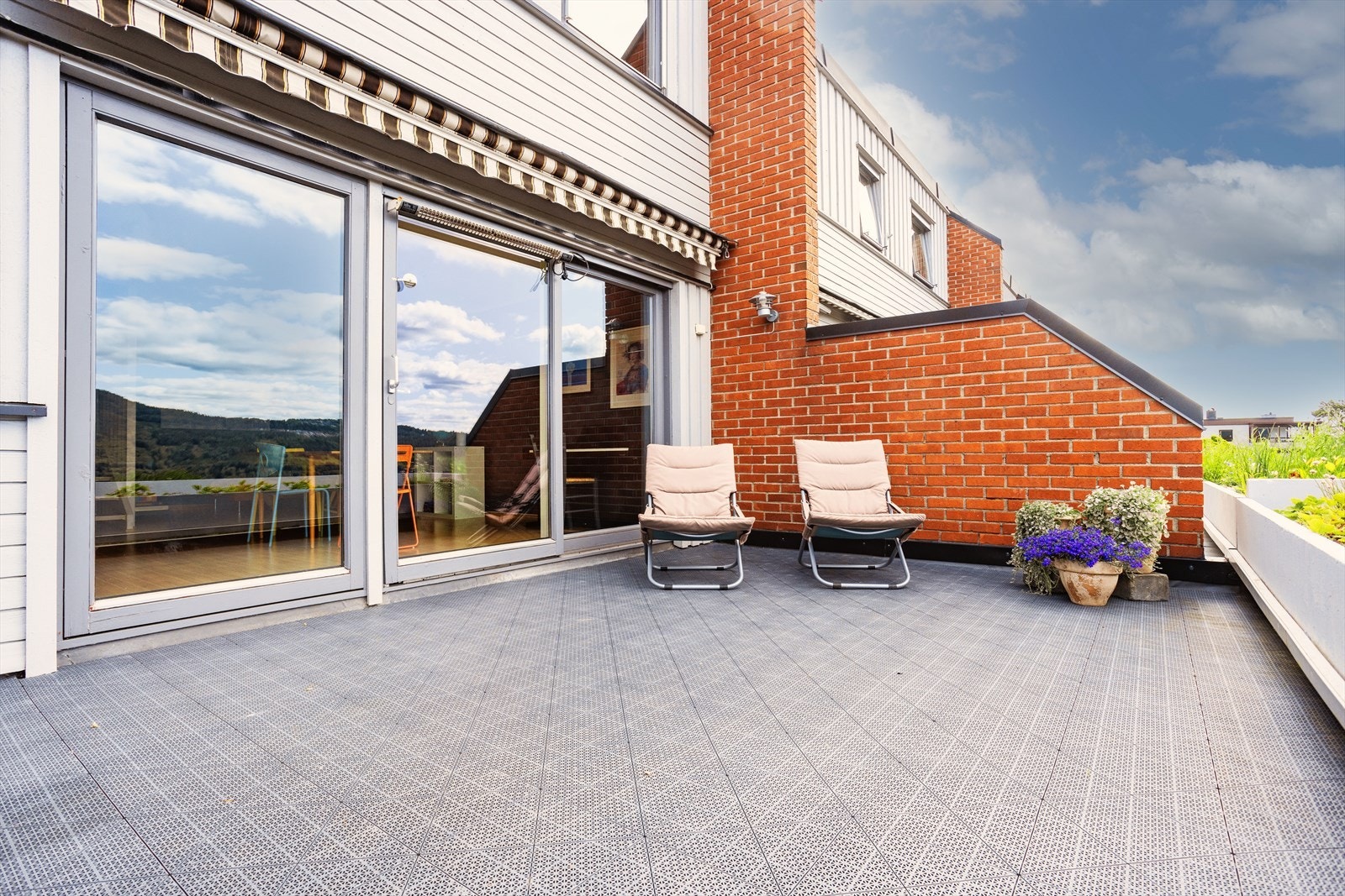 Fra stuen er det videre utgang til en stor terrasse på hele 26m2. Privat, usjenert og uten direkte innsyn. Her man man trekke seg tilbake og nyte stillheten. Galleribilde