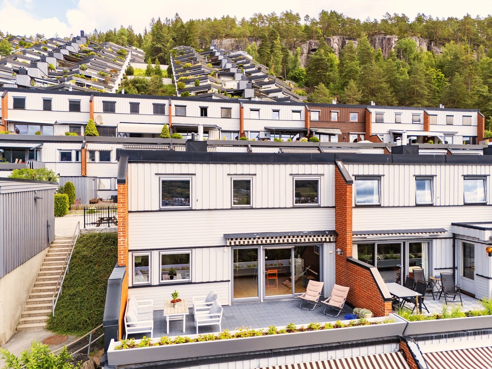 Innholdsrikt rekkehus i veletablert og barnevennlig område på Åssiden. Galleribilde