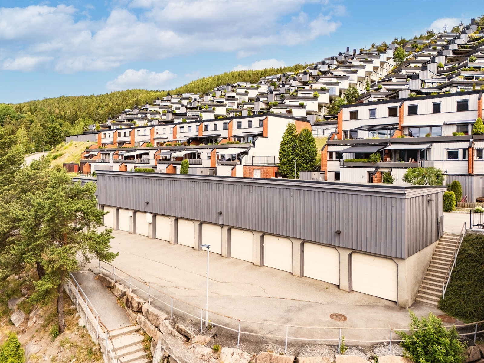 Det disponeres en garasjeplass i felles rekke. Galleribilde