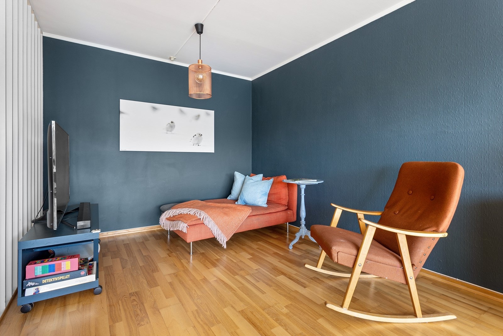 Sofakroken finner fort sin naturlige plass i rommet, og tv-en kan med fordel plasseres mot/på vegg. Galleribilde