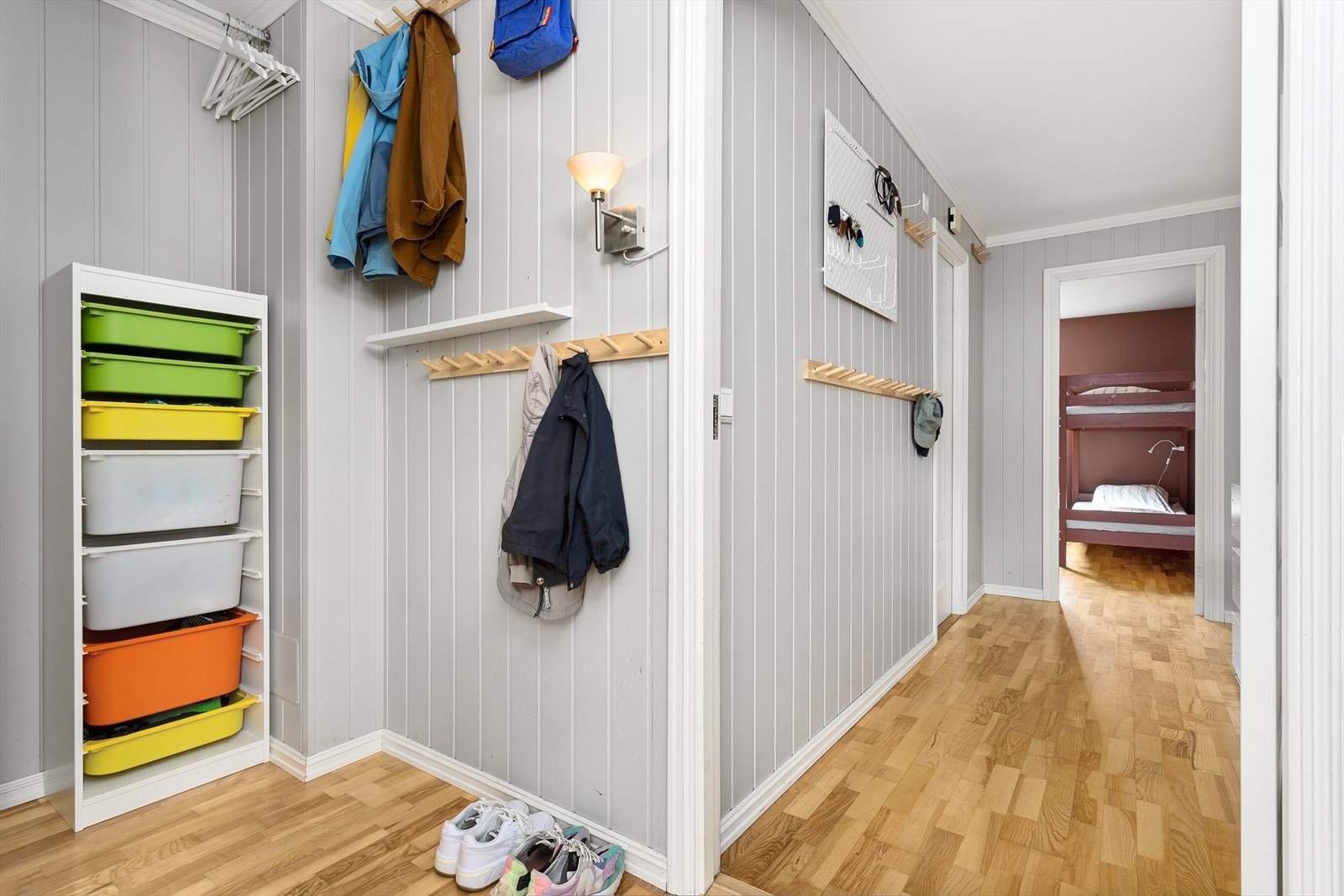 Velkommen inn! Lys og hyggelig entré med plass for enkle garderobe- og opphengsløsninger. Galleribilde