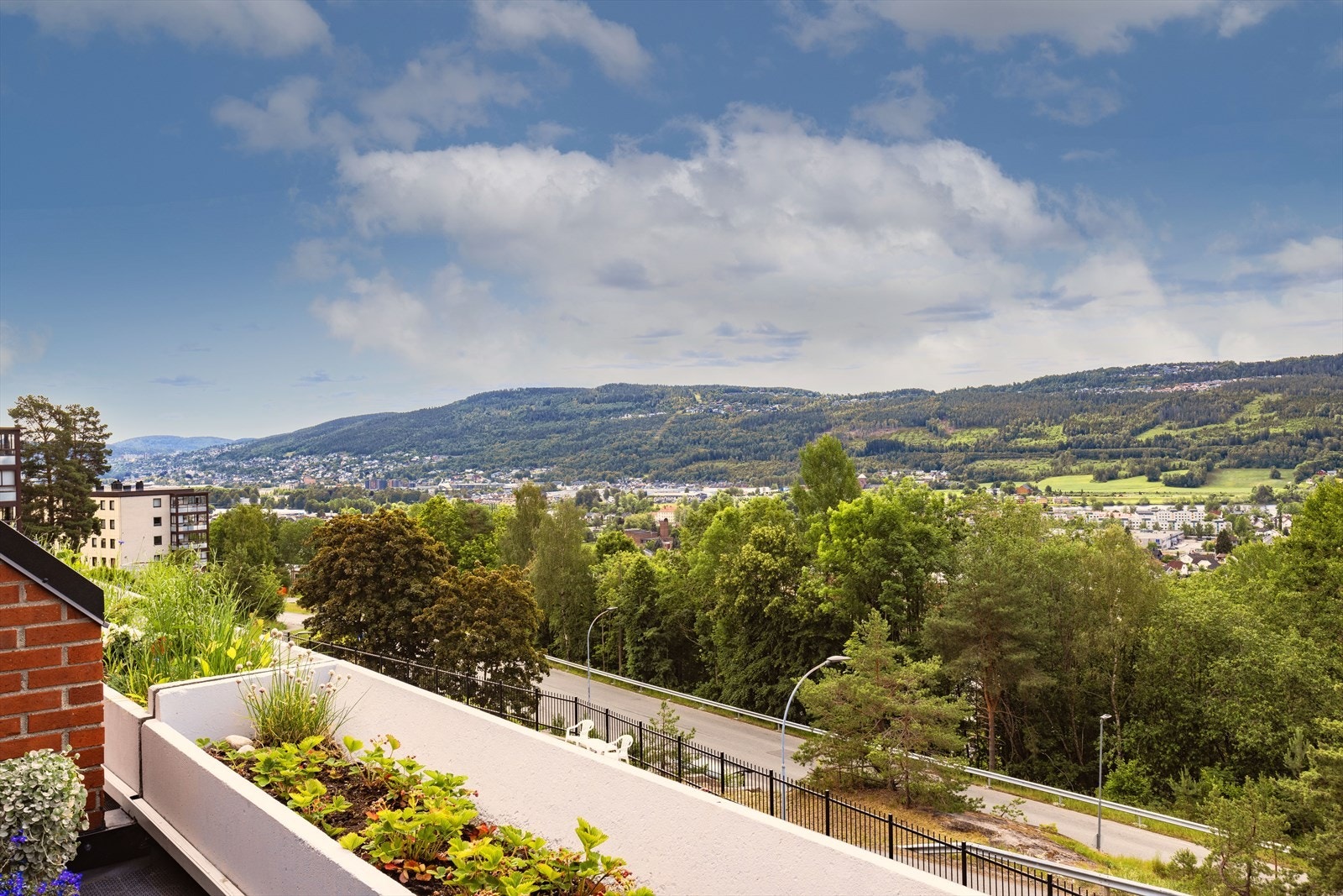 Vakker og luftig utsikt mot nærområdet og flott omkringliggende naturlandskap. Galleribilde
