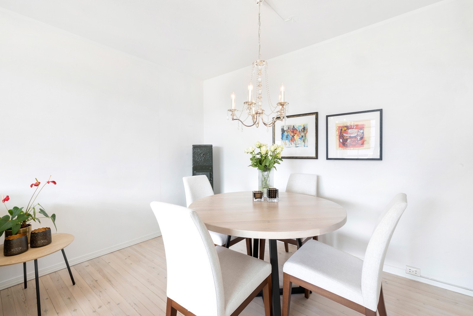 God plass til spisebord i stua Galleribilde