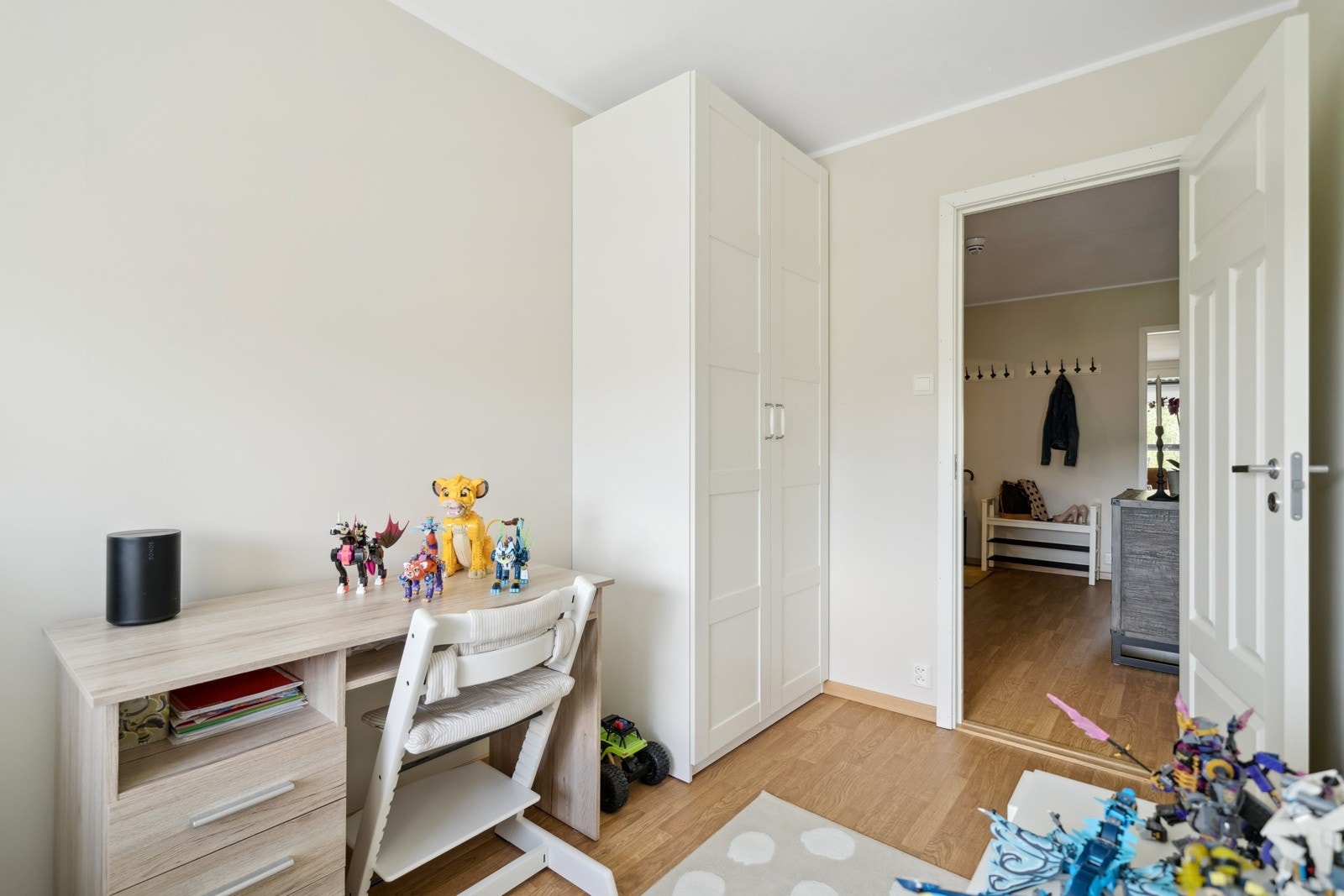 Soverom 2 har i likhet med hovedsoverom og walk-in like garderobeskap i alle rom. Galleribilde