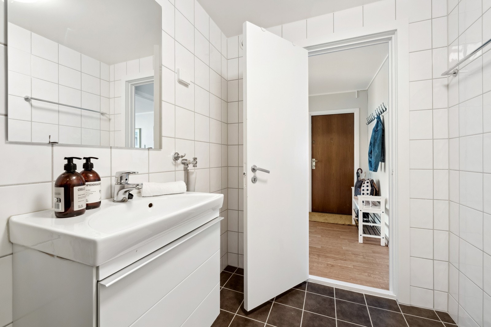 Romslig bad med opplegg til vaskemaskin (bak døren). Gratis fellesvaskeri i 1. etasje for de som ønsker å benytte det. Galleribilde