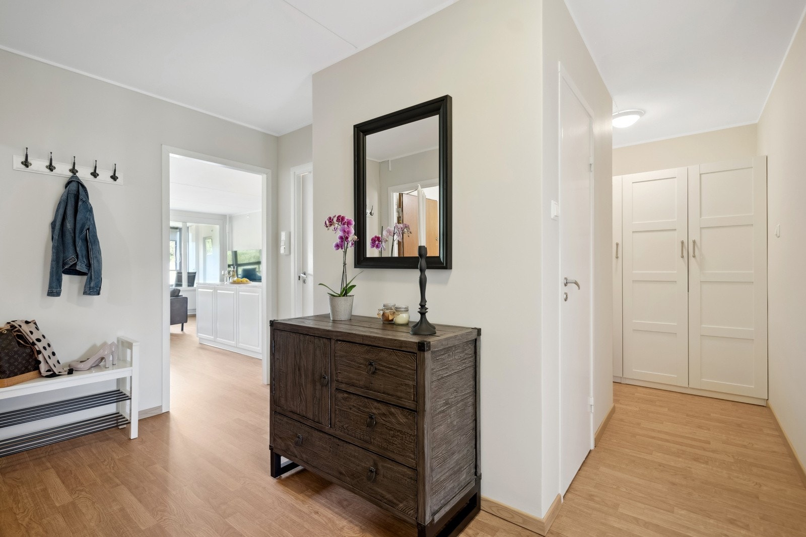 Entréen er et hyggelig rom å ønske venner og familie velkommen. Walk-in rom med garderobeskap. Galleribilde