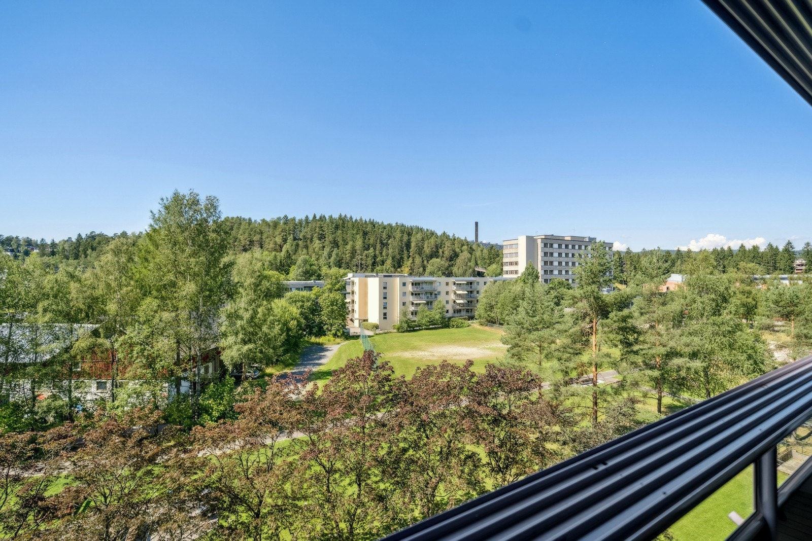 Utsikten fra balkongen over borettslagets grøntområder. Nylig oppgradert med gangveier, sittegrupper, lekeplasser og sykkelboder. Galleribilde