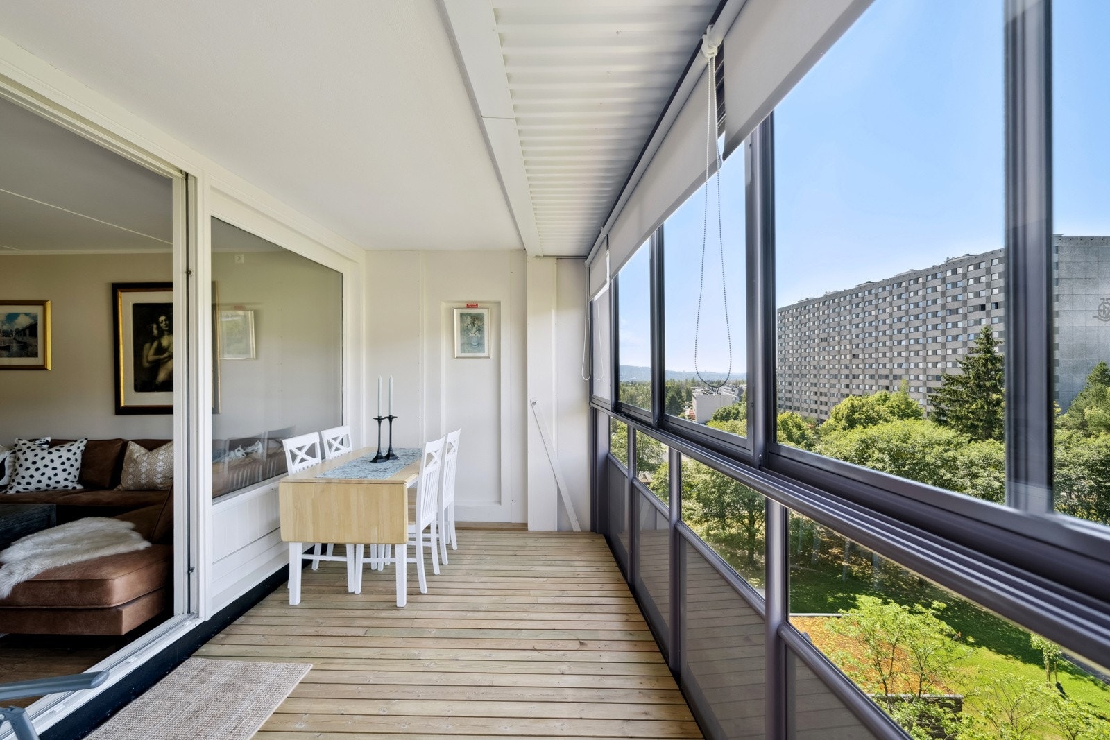 12 kvm innglasset balkong med solskjermingsgardiner. Lag din egen oase av møbler og blomster og nyt egentid på egen balkong. Galleribilde