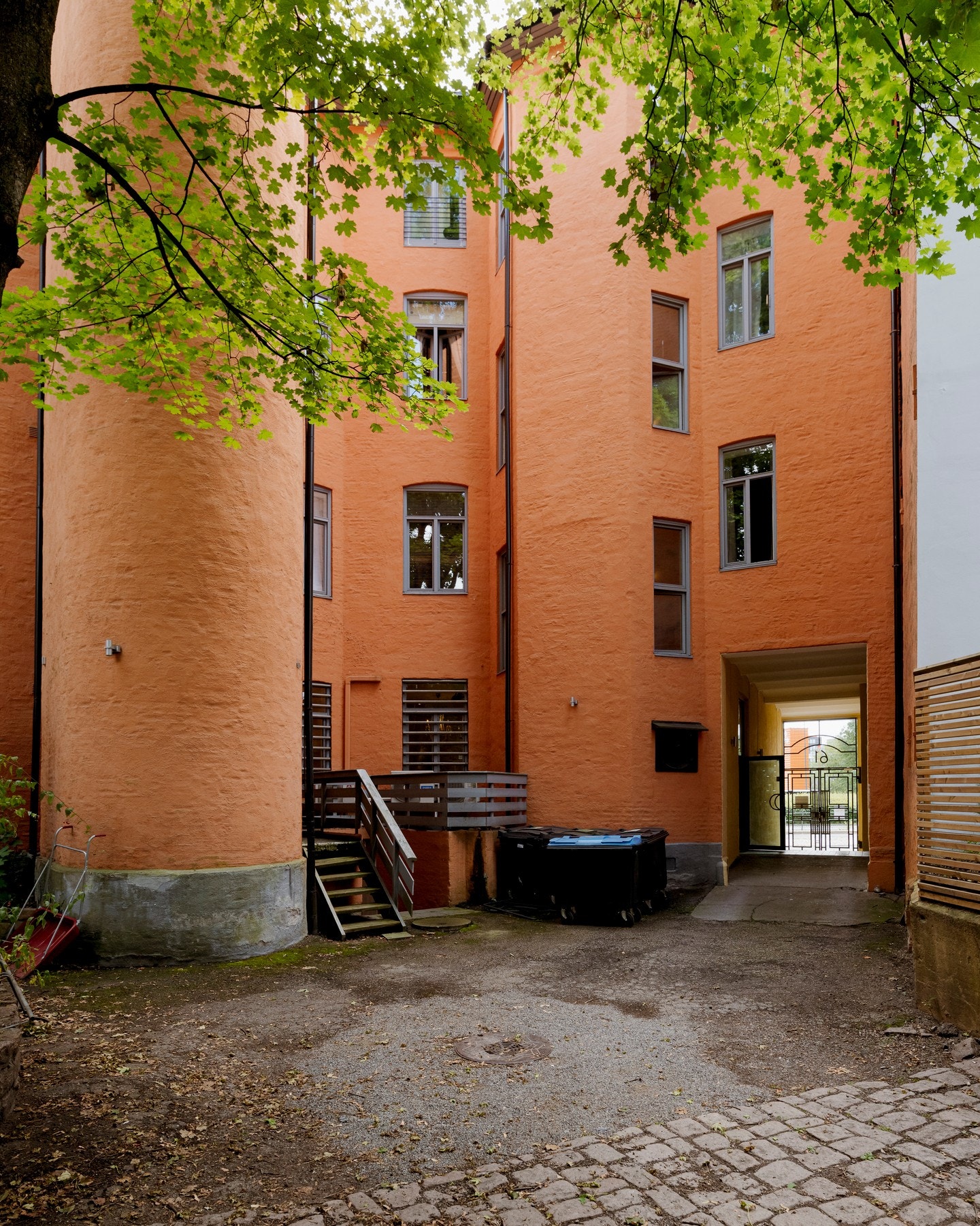Bakgård. Galleribilde