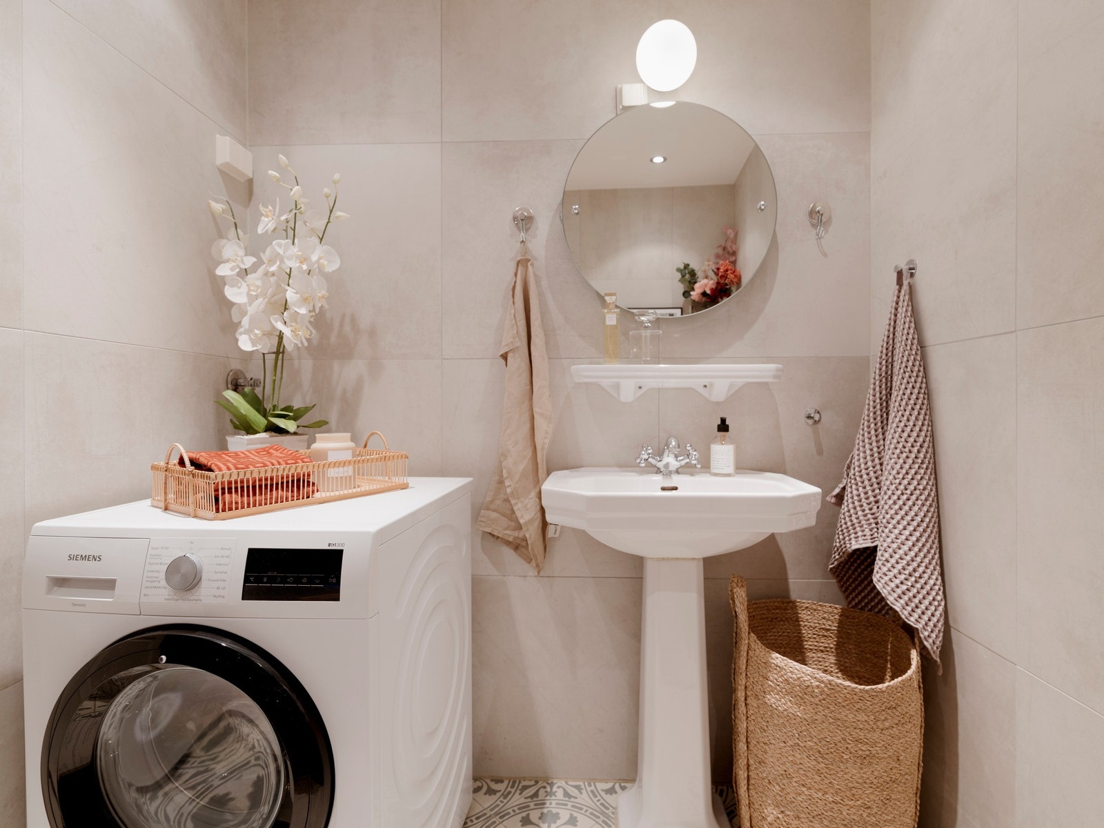 Badet med opplegg for vaskemaskin. Galleribilde