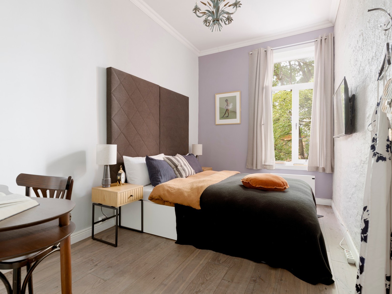 Soverommet vender inn mot bakgård. Galleribilde