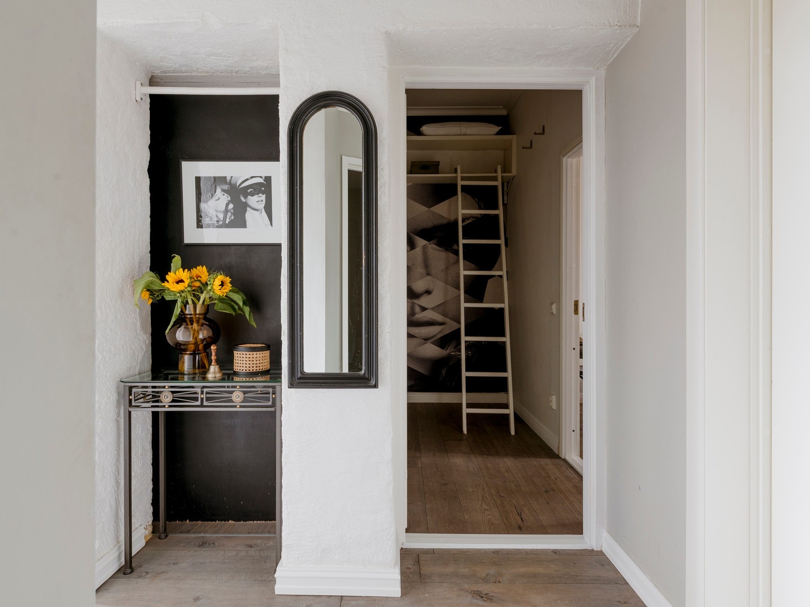 Fra gangen sett inn mot walk-in closet/ kontor. Galleribilde
