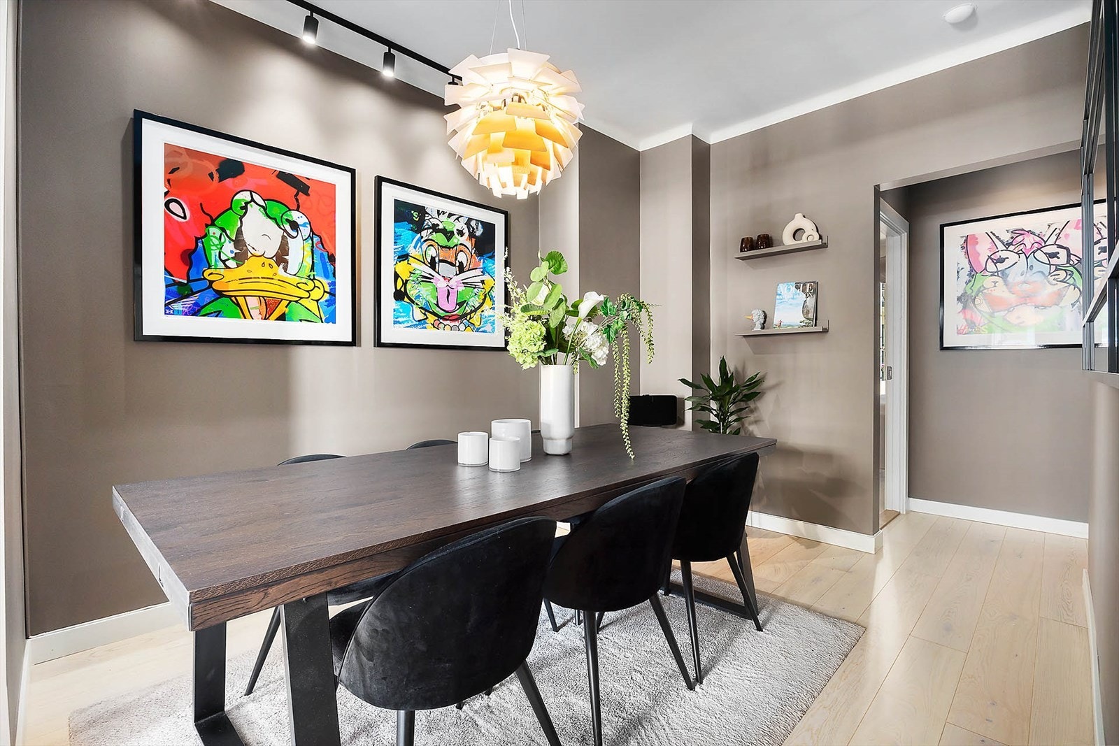 Videre fra den sosiale spisestuen finner man leilighetens to soverom - vendt mot den stille bakgården. Galleribilde