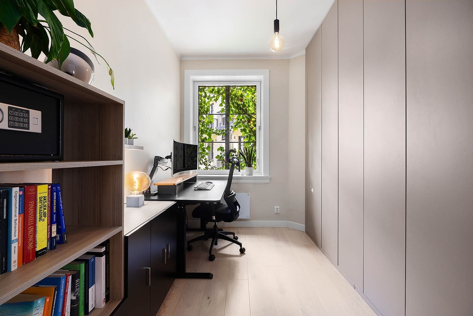Leilighetens andre soverom er også i god størrelse - og kan innredes som kontor, barnerom eller gjesterom. Det er god plass til 120cm seng og vel så det! Galleribilde