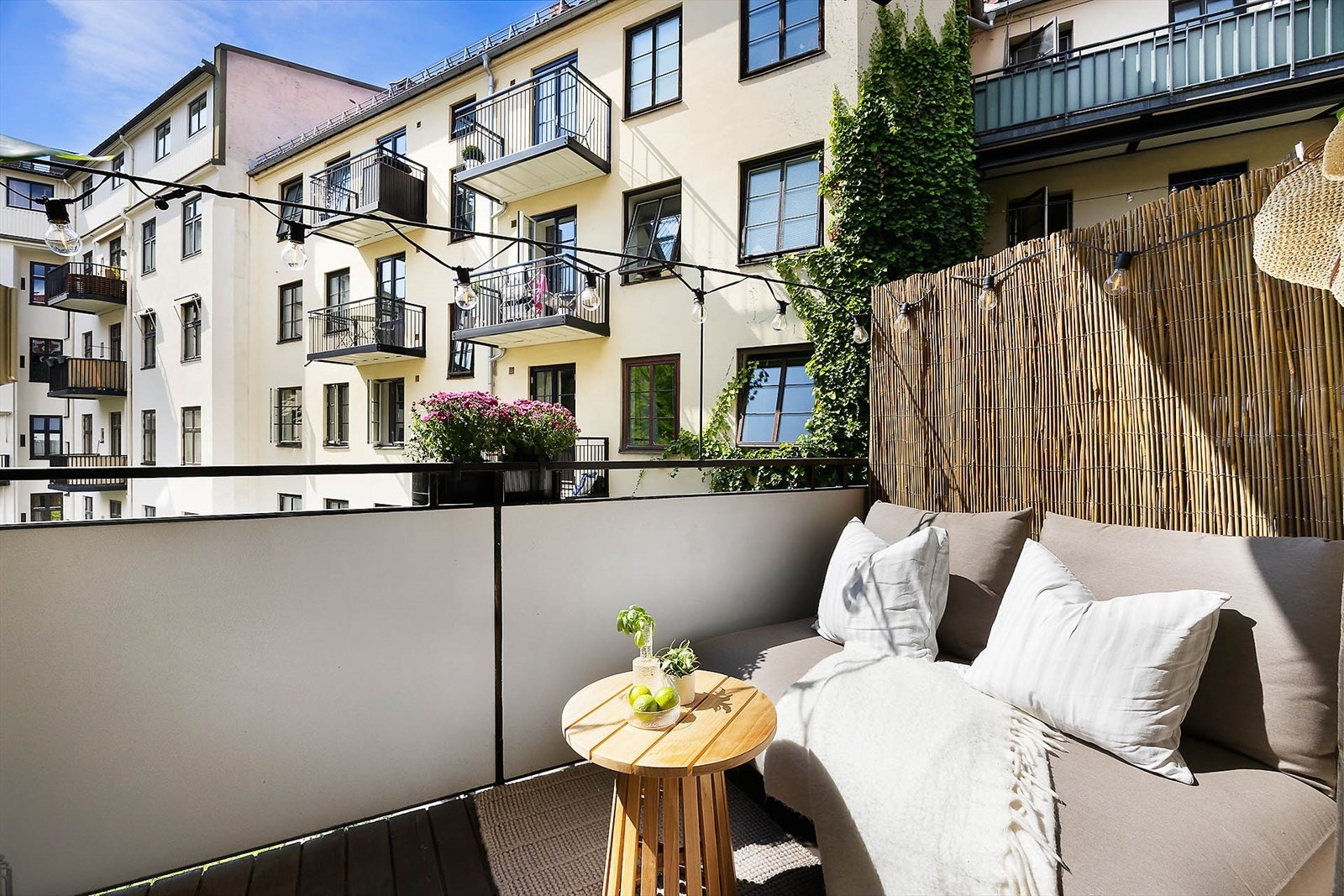 Balkongen er sørvestvendt. Solen har du fra ca. 12 til 15:30 midtsommers. Galleribilde