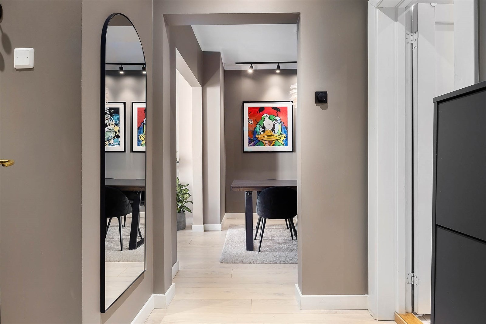 Innbydende og romslig entré i midten av leiligheten. Velkommen inn! Galleribilde