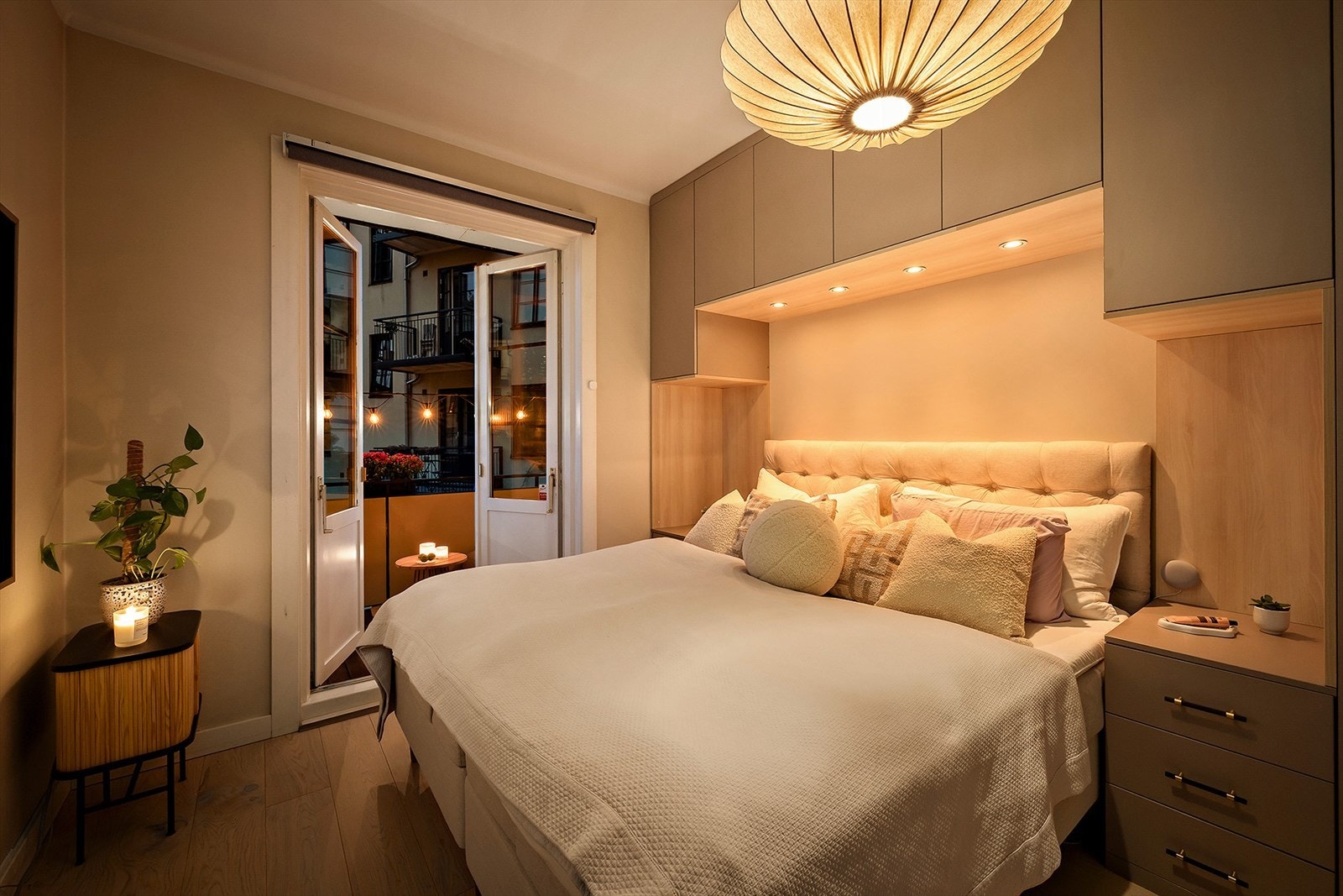 Fra soverommet har man adkomst til leilighetens balkong. Merk deg belysningen over sengen - styrt med app via Philips Hue, i likhet med resten av belysningen i leiligheten! Galleribilde
