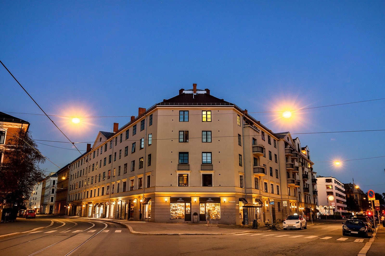 Fasaden avbildet en varm sommerdag i Frognerveien 30. Galleribilde