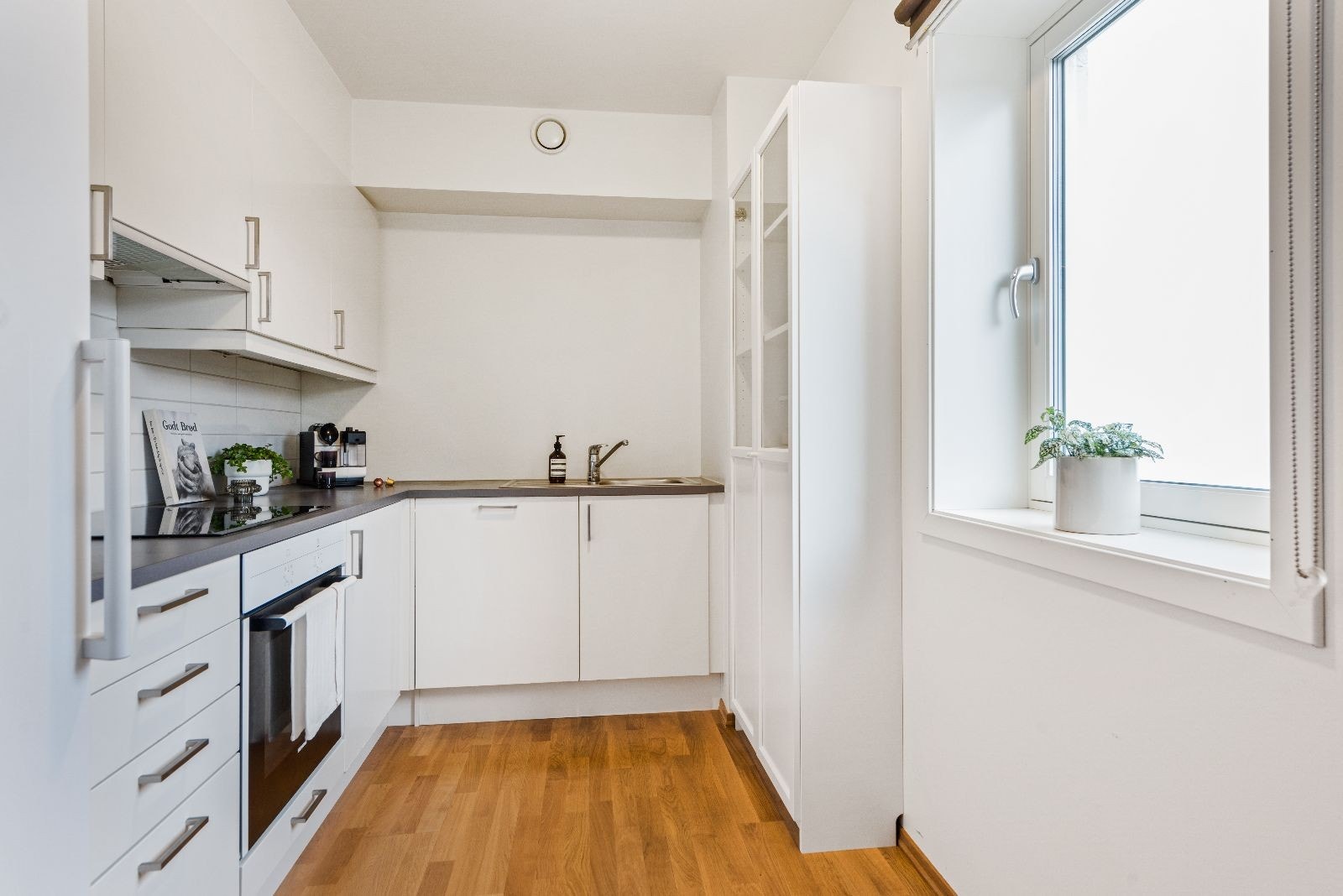 Kjøkkenet har integrert komfyr og platetopp Galleribilde