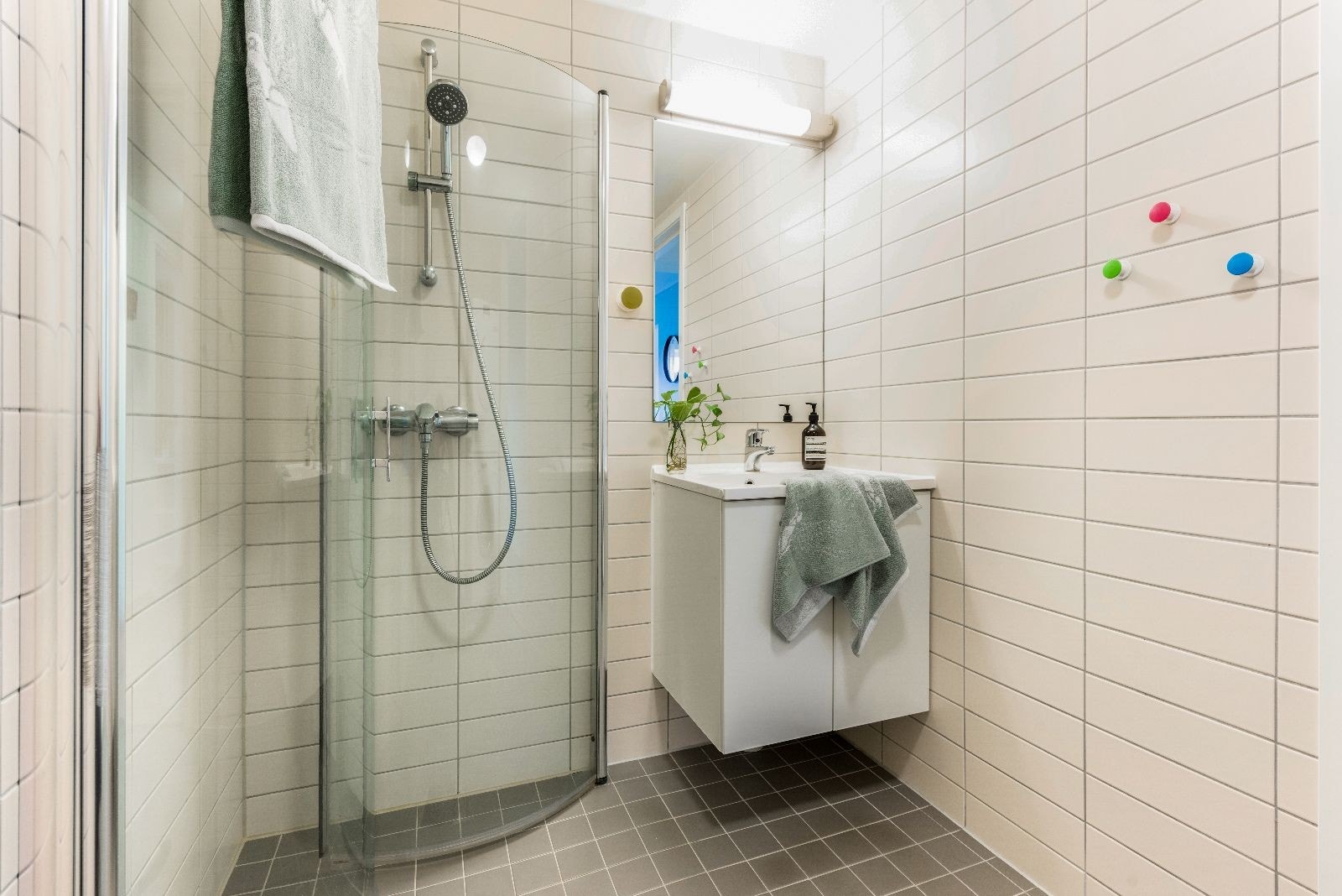 Badet har god plass og ny vaskemaskin Galleribilde