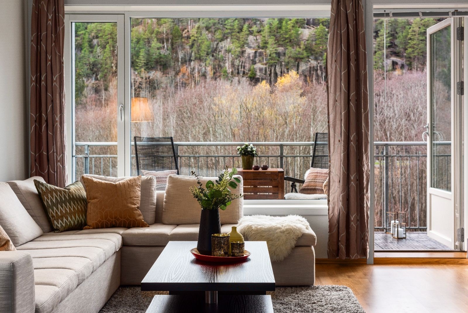 Flott utsikt fra stue, balkong og hovedsoverommet Galleribilde