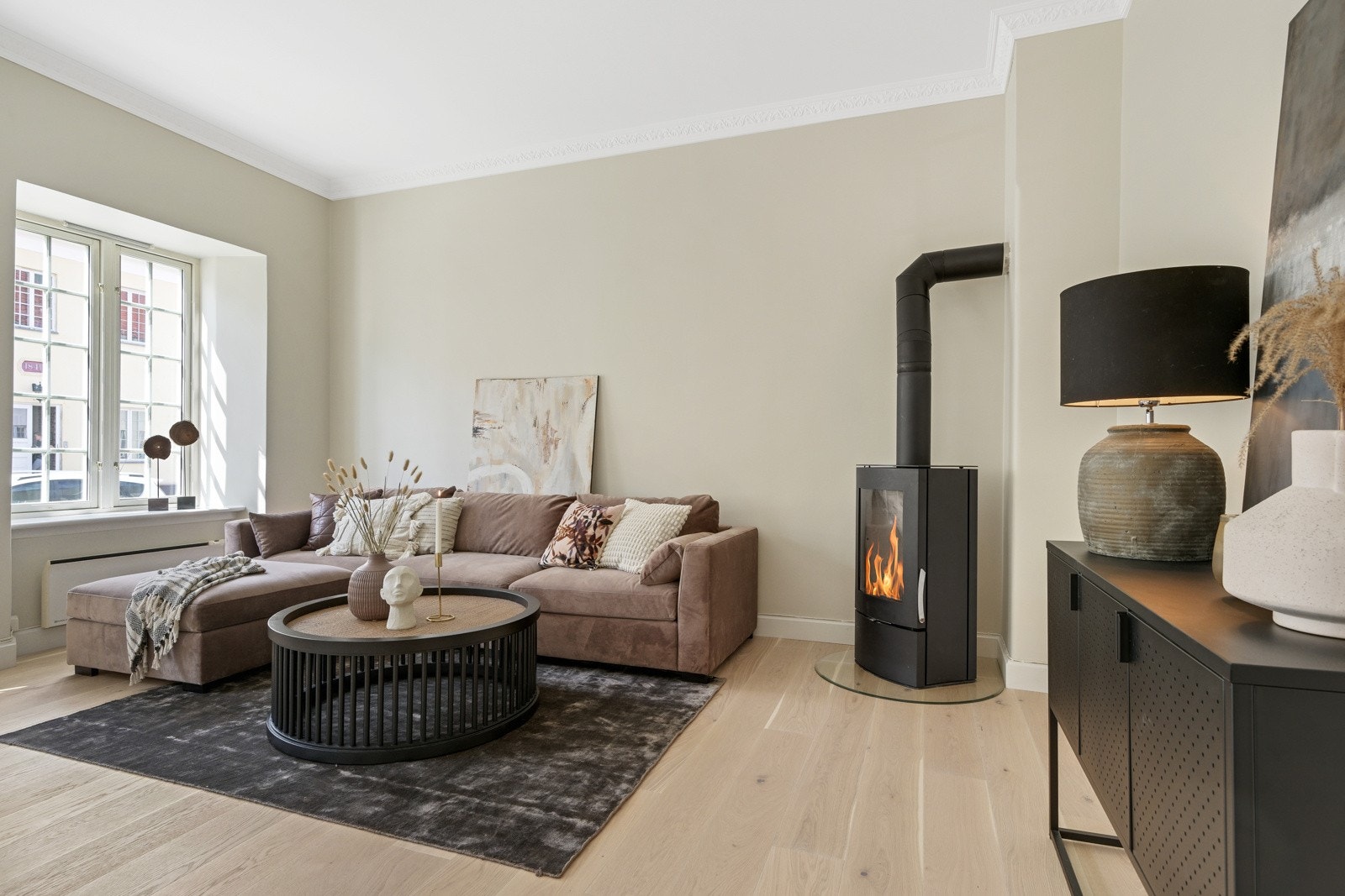 Lys, lekker og nyoppusset selveierleilighet med delikate detaljer. Galleribilde