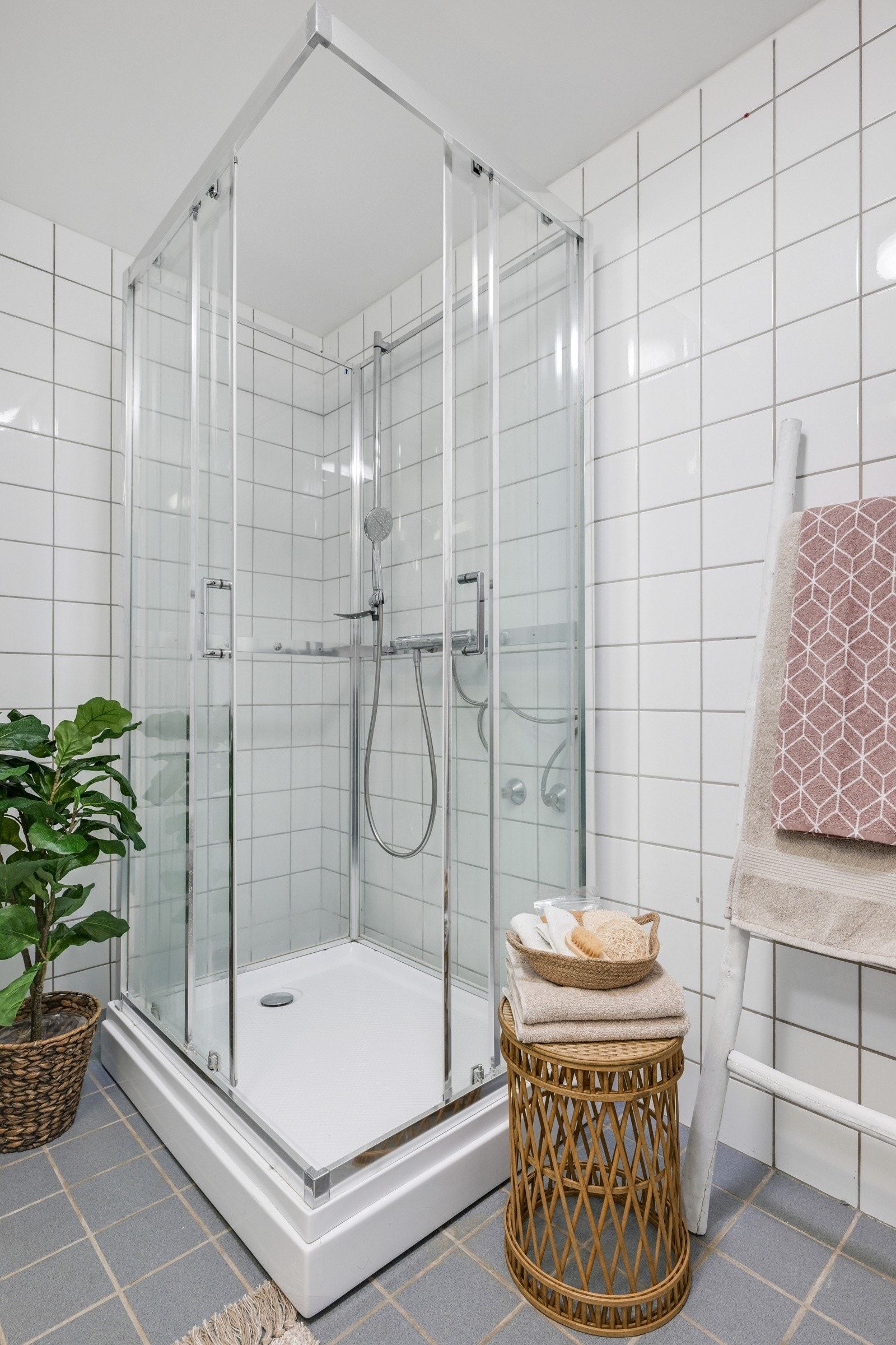 Dusjkabinett med garnityr i forkrommet utførelse. Galleribilde