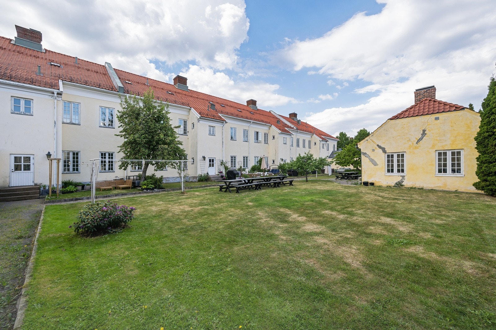 Sameiet har stor felles bakhage. Galleribilde