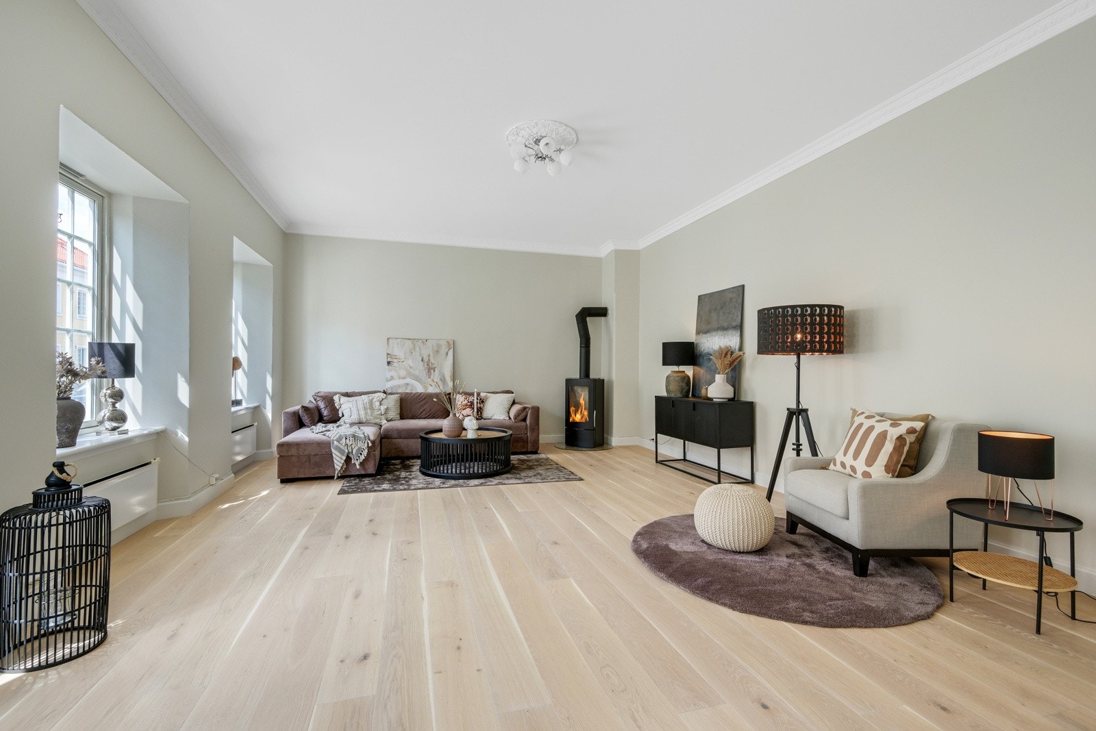 Stuen er meget romslig og det er god takhøyde. Galleribilde