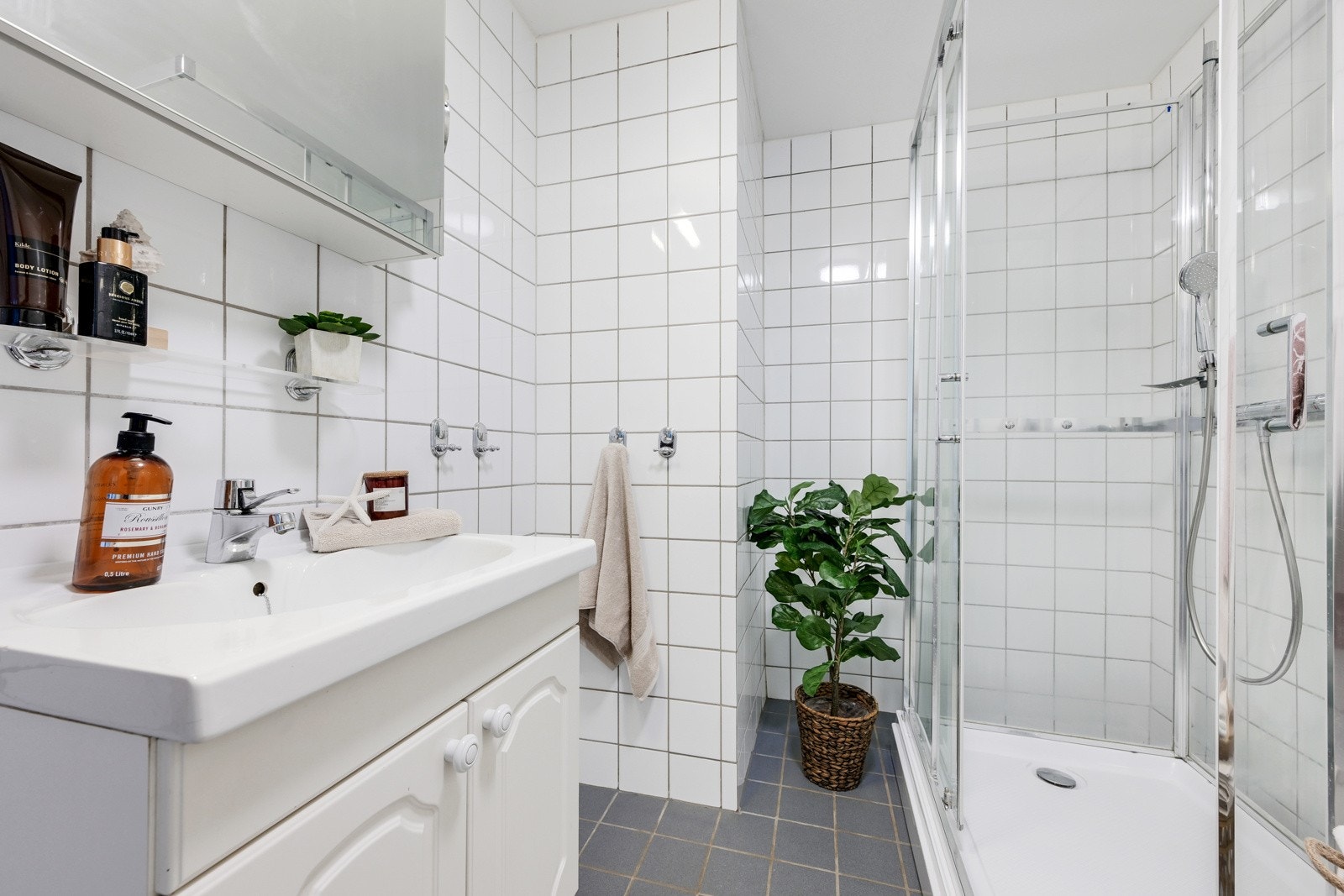 Det er vegghengt speilskap med integrert lyslist. Galleribilde