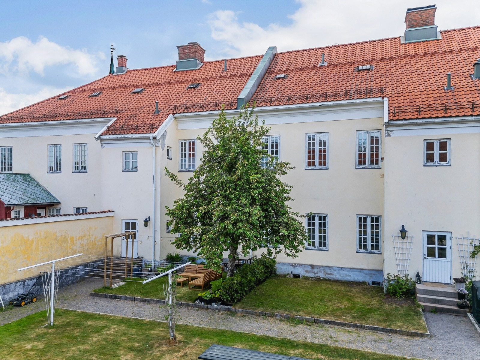 I bakgården disponerer leiligheten en trivelig "hagedel" med gressplen. Galleribilde