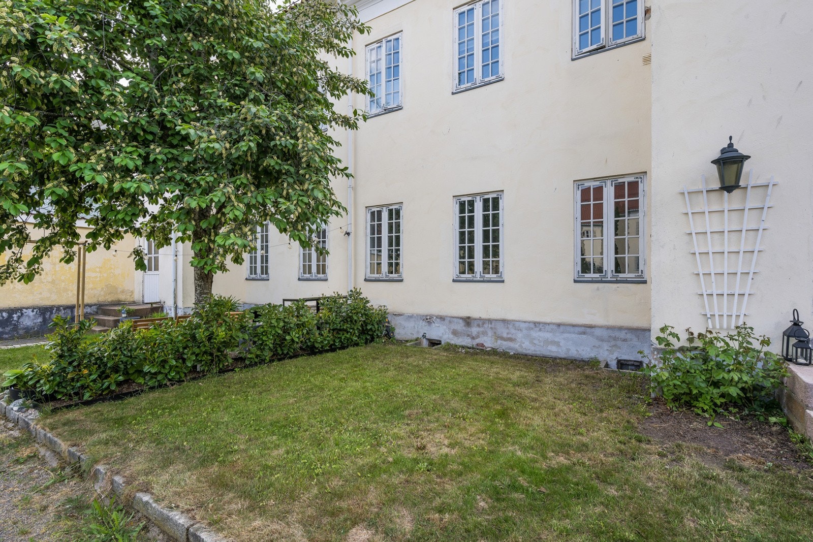 Denne leiligheten disponerer en "hagedel" på utsiden av leiligheten i bakgården. Galleribilde