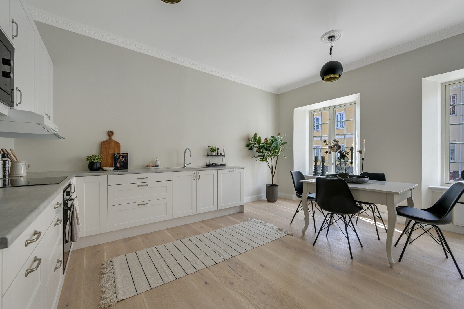 Leilighetens naturlige samlingspunkt er det romslige kjøkkenet. Galleribilde