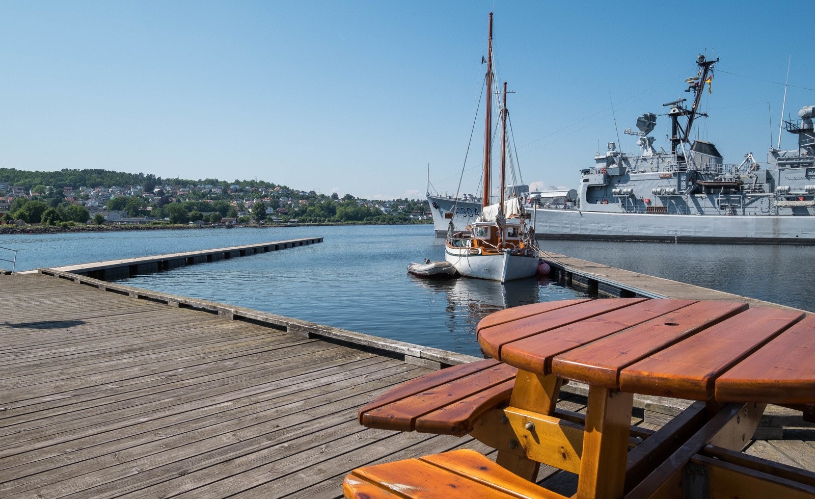 Kyststien ligger langs vannet og kan følges til naturskjønne Karljohansvern, videre innover mot sentrum og havna med restauranter eller enda videre mot Borrehaugene og Åsgårdstrand Galleribilde