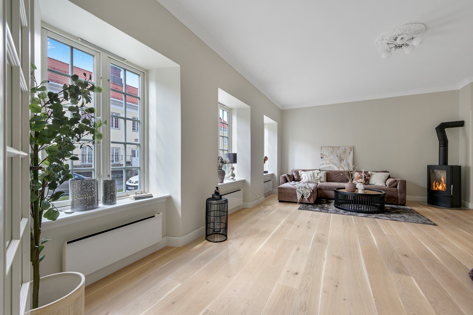 Stuen byr på god plass for ønsket møblement. Galleribilde