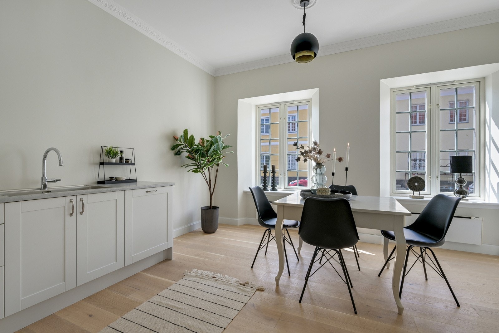 Det er lekker 1-stavs parkett på gulvet og flotte lister i himling. Galleribilde