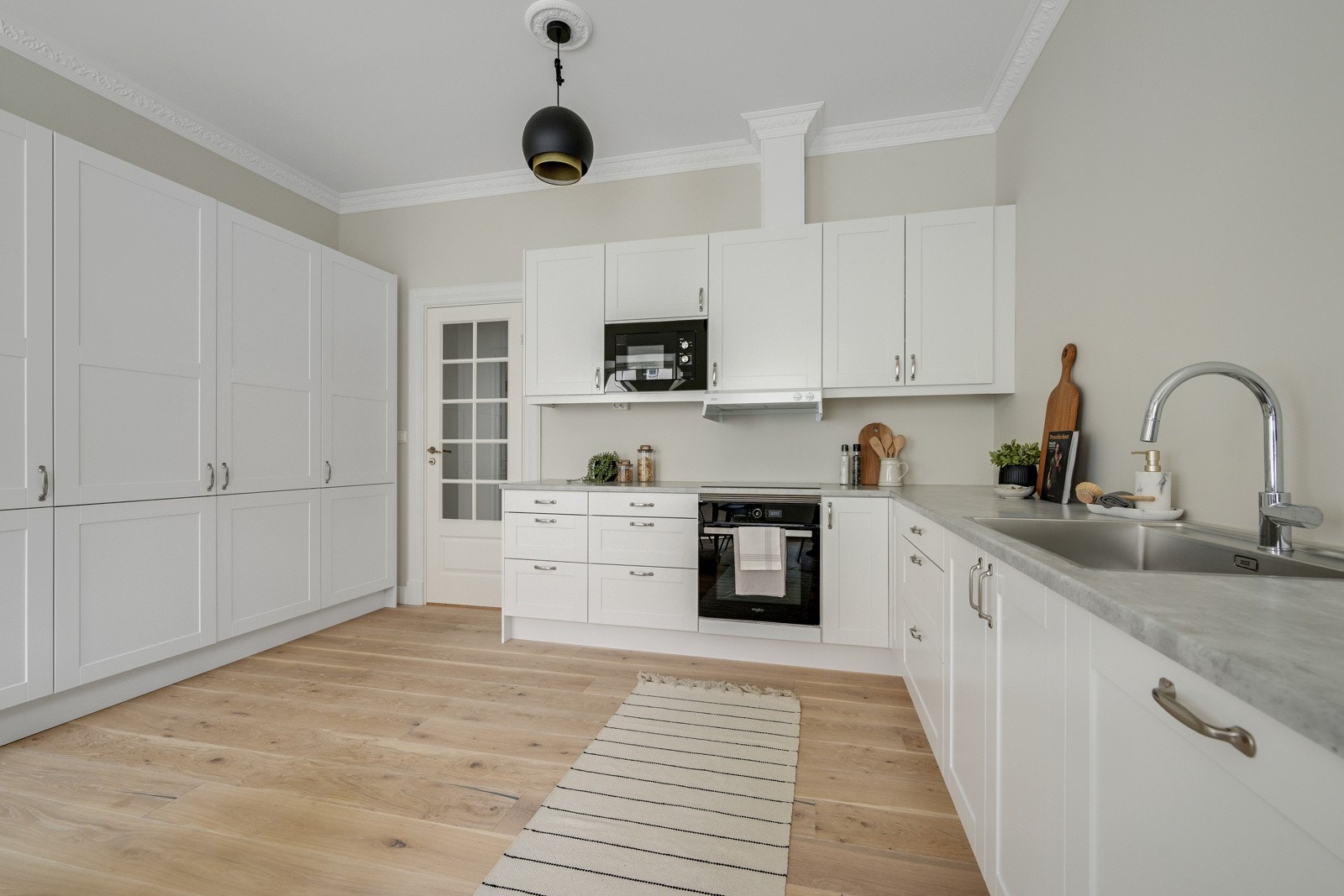 Integrerte hvitevarer som kjøleskap, fryseskap, oppvaskmaskin, stekeovn, platetopp, ventilator og mikrobølgeovn. Galleribilde