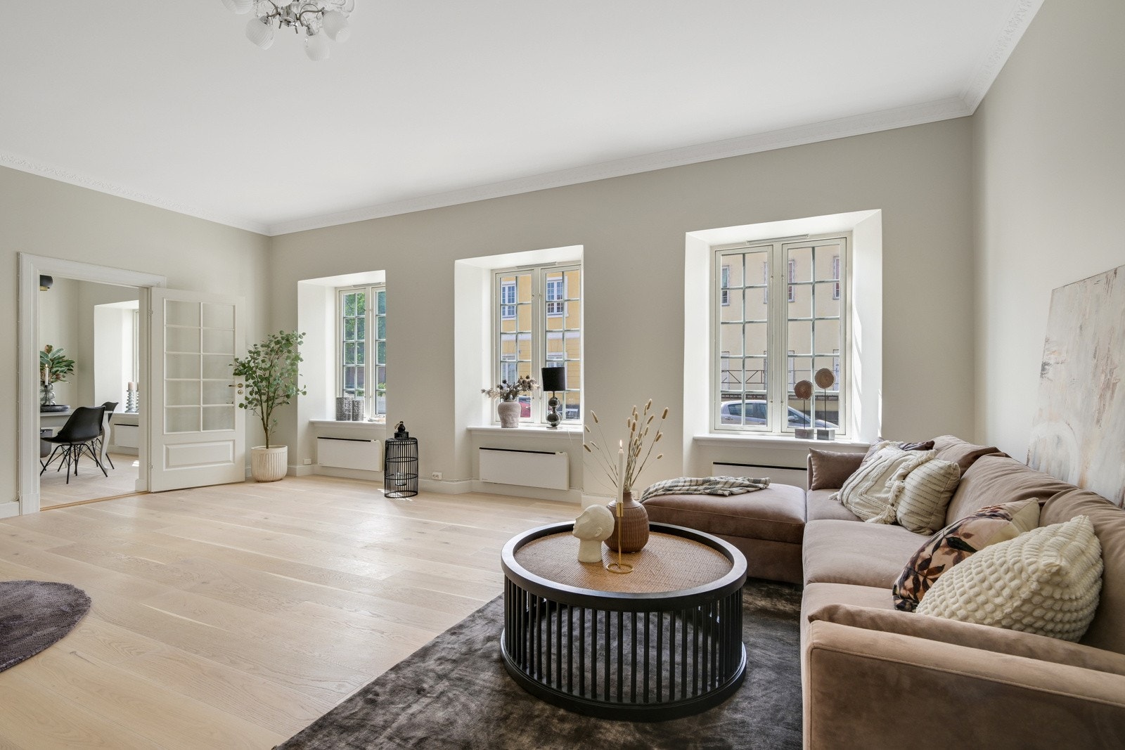 Det er store vinduer i stuen som slipper inn naturlig lys i rommet. Galleribilde