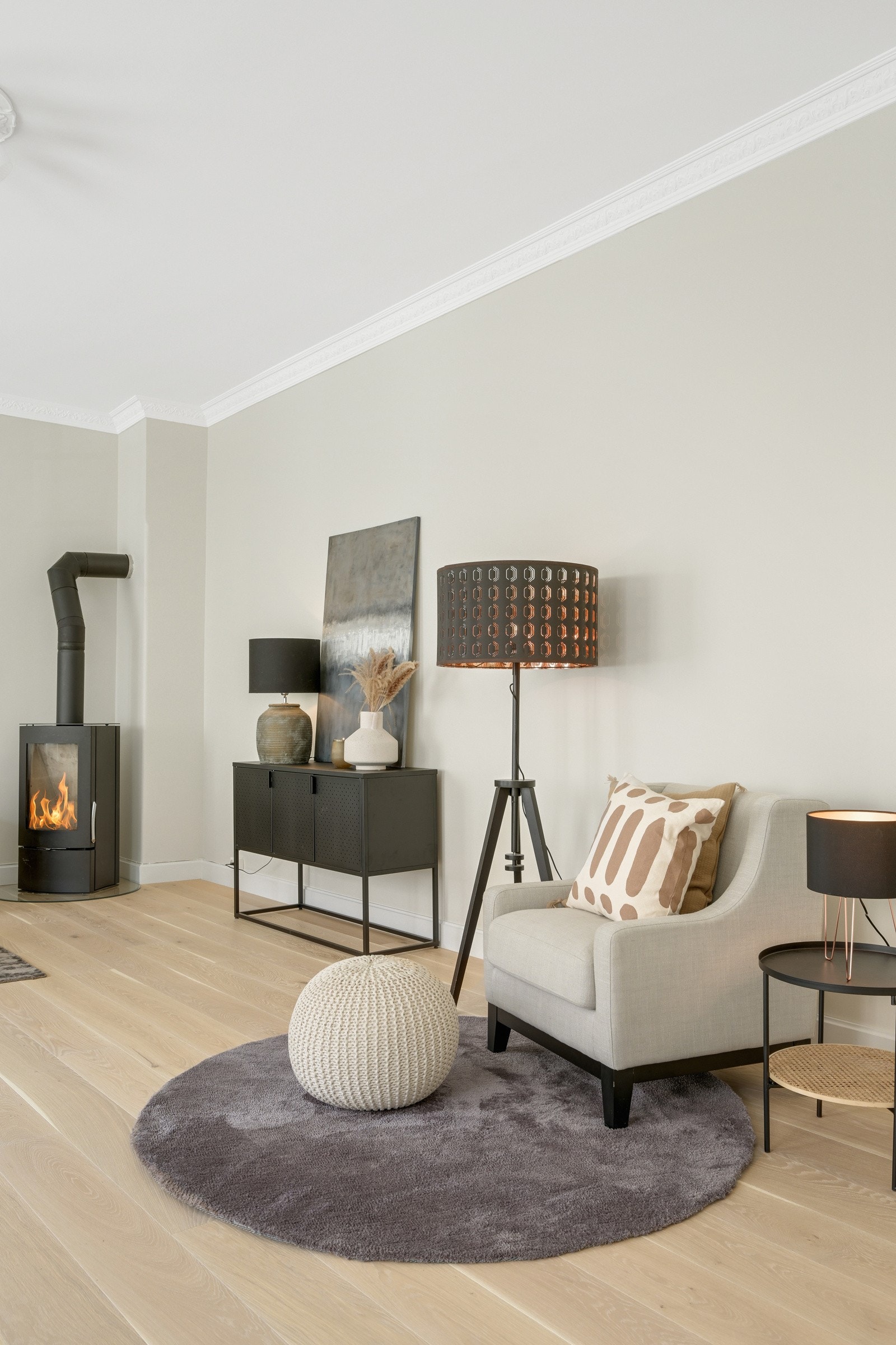 På gulvet i stuen er det lagt pen 1-stavs parkett. Galleribilde