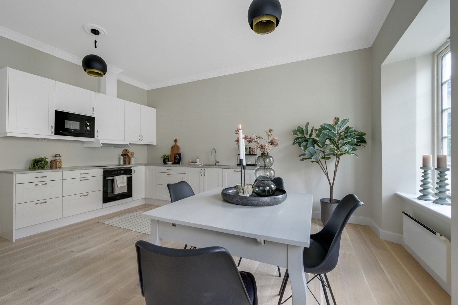 Det er som vi ser god plass for spisebord på kjøkkenet - så her har "kokken" full kontroll over gjestene under matlagingen. Galleribilde