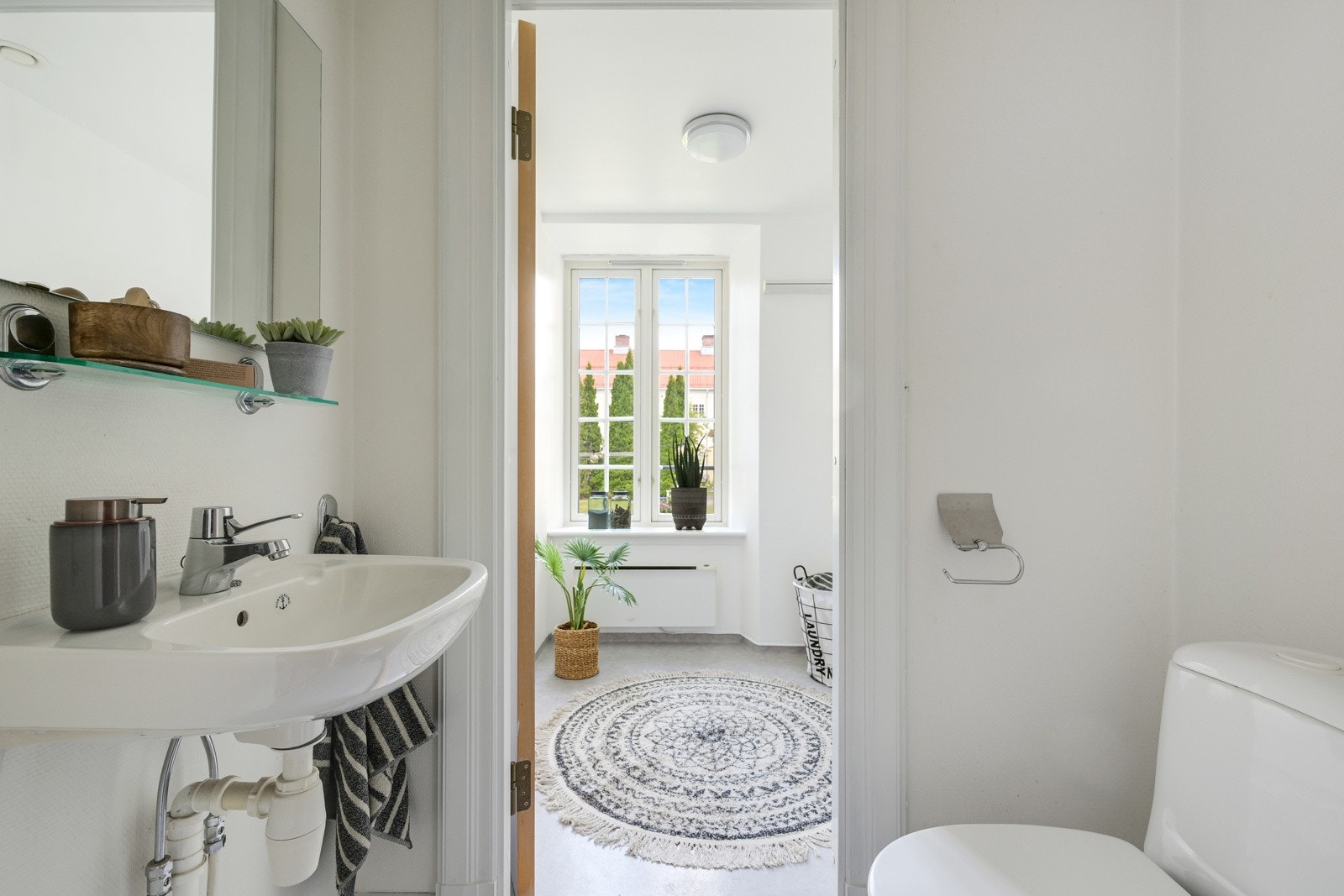 I tilknytning til inngangspartiet finner vi et praktisk toalettrom. Galleribilde